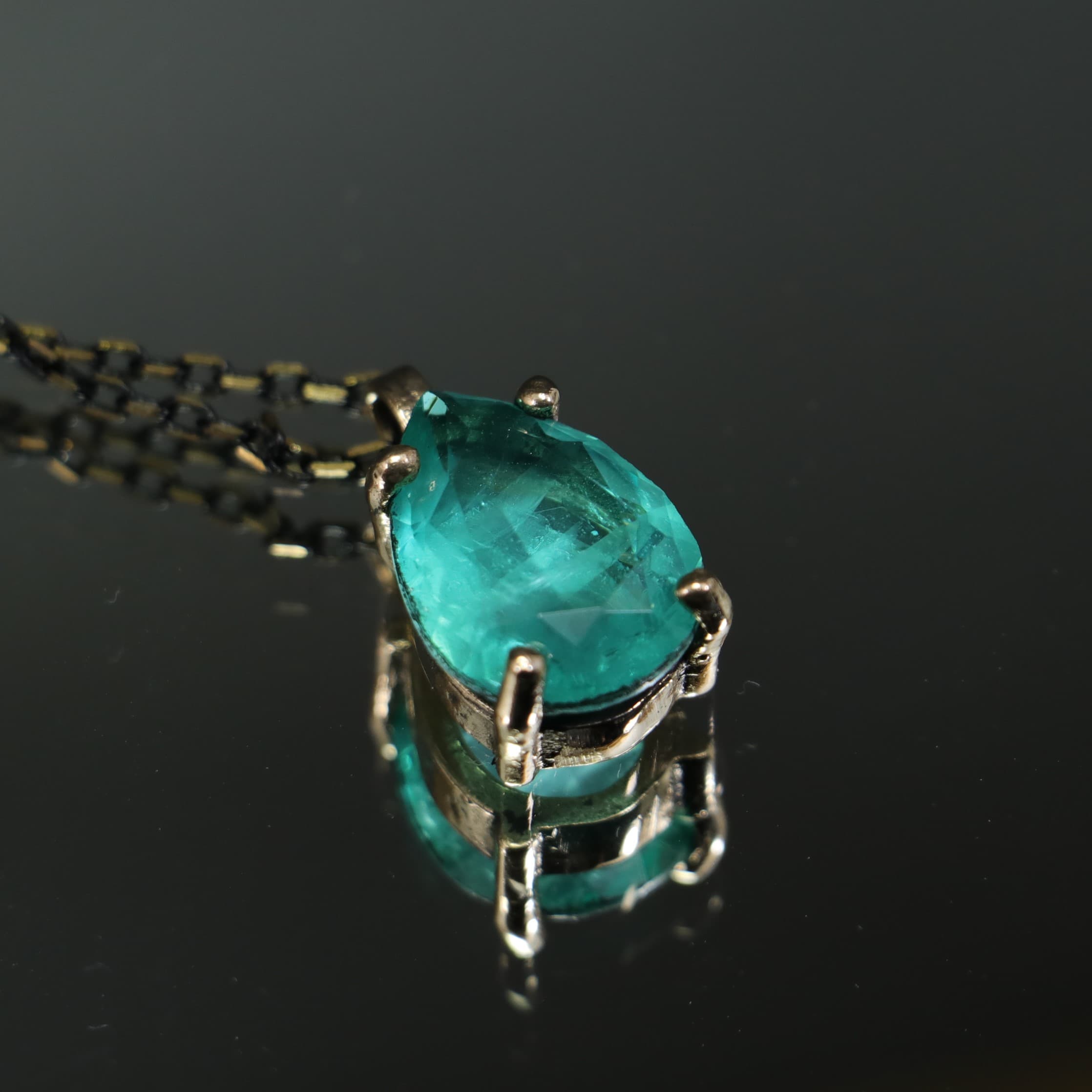 Drop Root Emerald Necklace