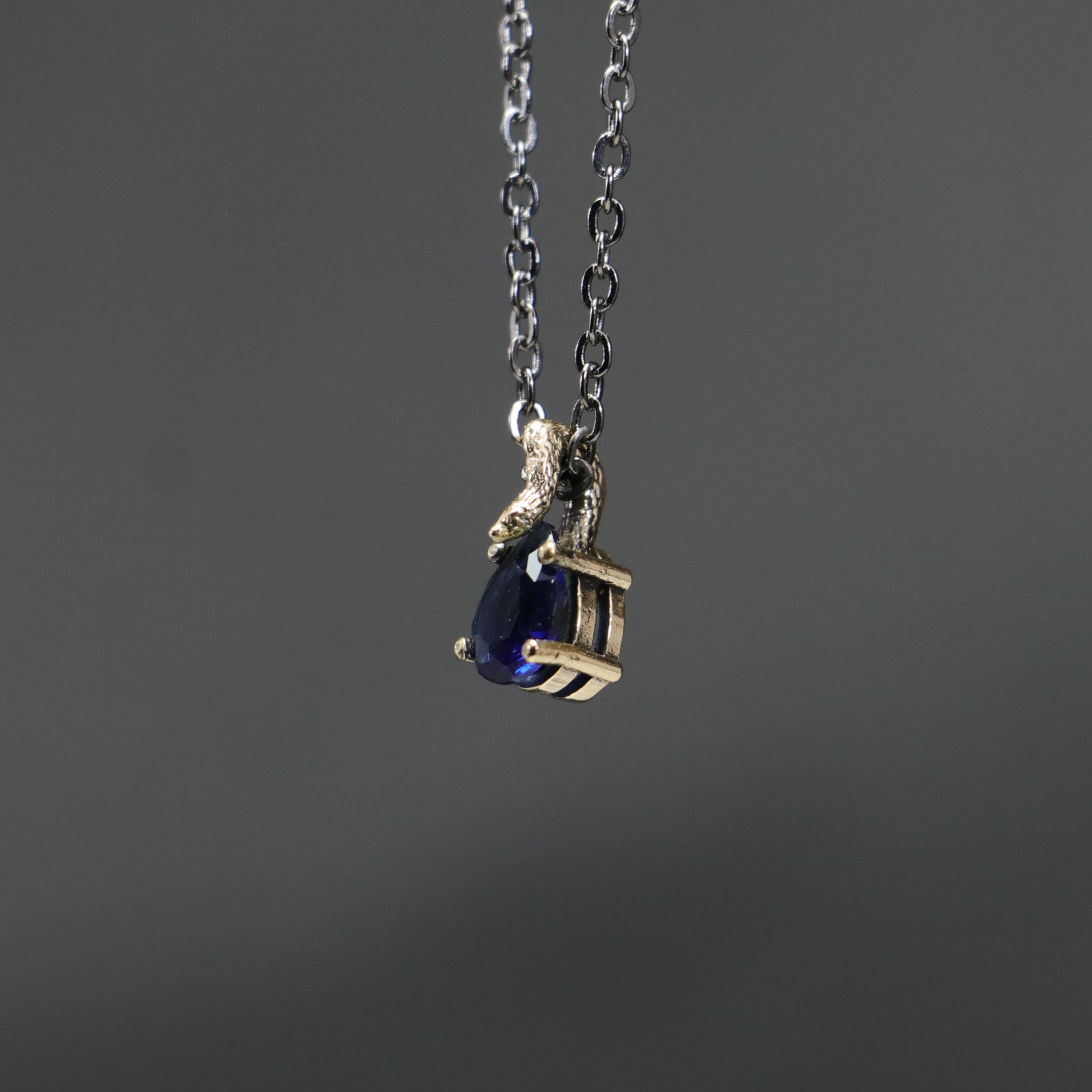 Mini Drop Lab. Elegant Necklace with Sapphire Snake Handle
