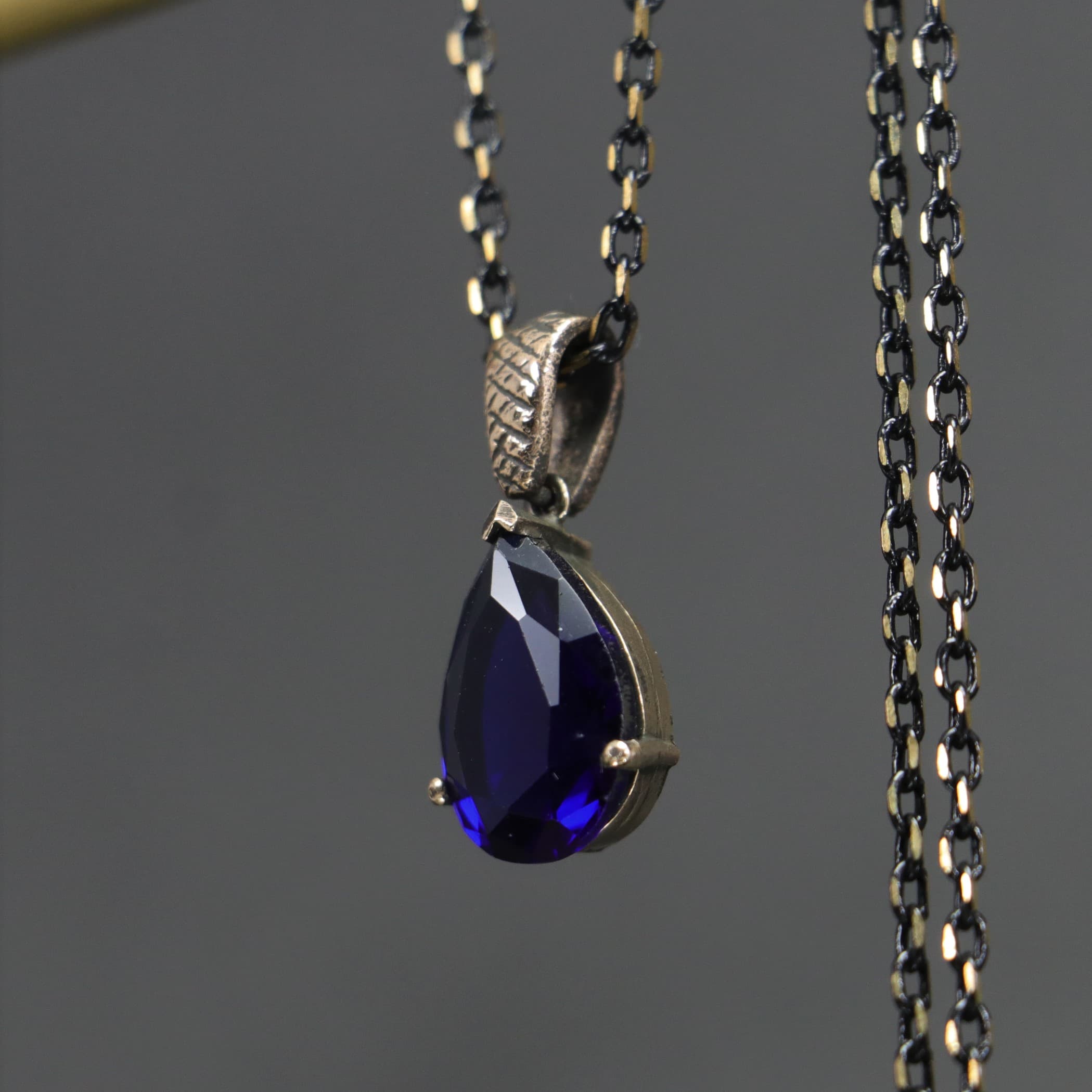 Mini Drop Lab. Sapphire Elegant Necklace