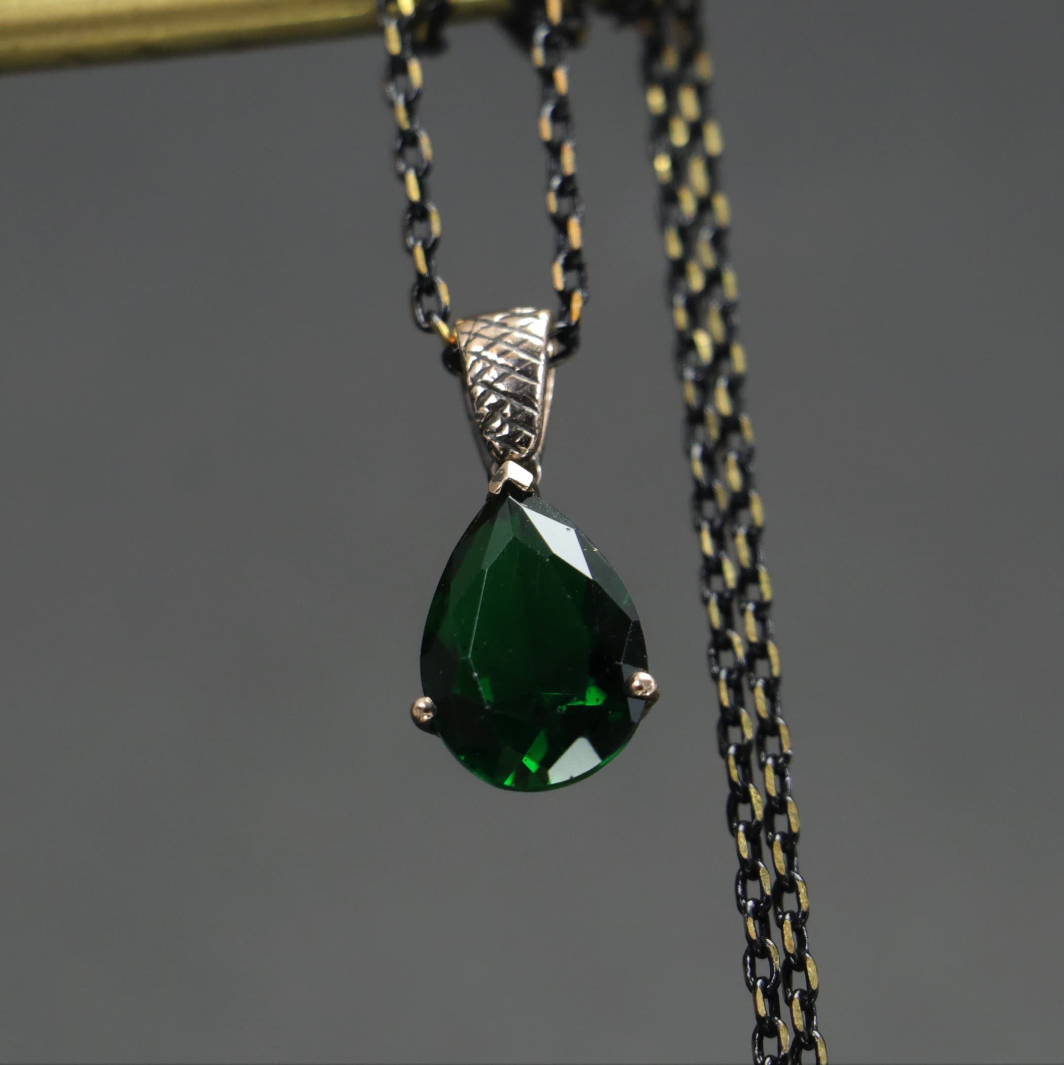 Mini Drop Lab. Emerald Elegant Necklace