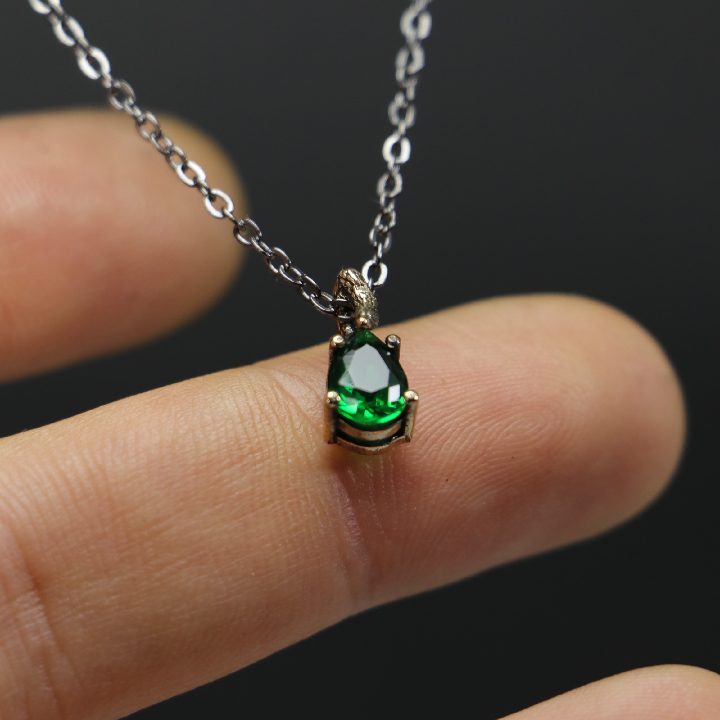 Mini Drop Lab. Elegant Necklace with Emerald Snake Handle